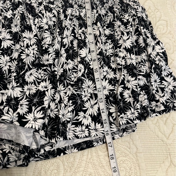 Stretch waist black and white floral shorts, loose flowy fit, super comfy! XL - Picture 6 of 6